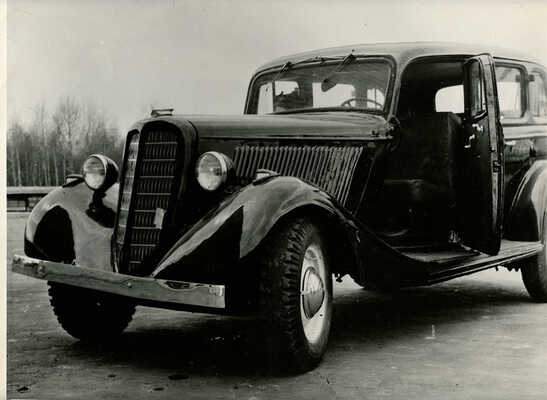 Шесть фотографий автомобилей ГАЗ-М1, ЗИС-101, ЗИС-110. [Середина 1970-х гг.].